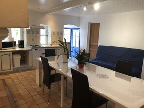 Fridge, microwave, stovetop, dishwasher - -Gite The Templars- (Le Perrier)