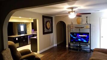 Fernseher, Kamin, DVD-Player, BĂŒcher