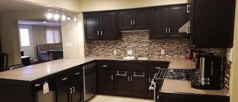 Frigorífico, microondas, horno y placa de cocina
