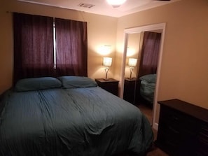 4 bedrooms, desk, Internet, bed sheets