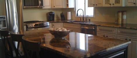 Køleskab, mikrobølgeovn, ovn, kogeplade