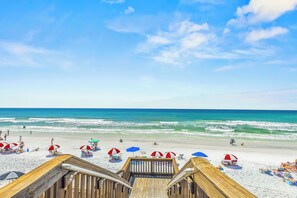 Beach nearby, sun-loungers, beach towels - BEAUTIFUL CONDO ON 30A FOR 6, ONLY 1 BLOCK TO PRIVATE BEACH ACCESS! POOLS & LAKE (Santa Rosa Beach)