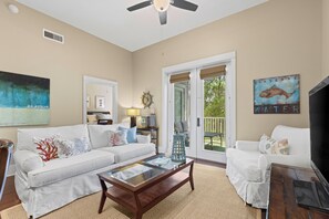 Smart TV, ping pong, books, video library - BEAUTIFUL CONDO ON 30A FOR 6, ONLY 1 BLOCK TO PRIVATE BEACH ACCESS! POOLS & LAKE (Santa Rosa Beach)