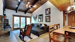 TV, fireplace, DVD player, video library - 🌲Timberline D3F Deluxe 1-Bedroom + Loft ~Hot Tub~Pool~WiFi~Ski-in/out~Local Shuttle🌲 (Snowmass Village)