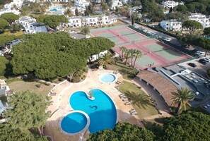 Una piscina cubierta, una piscina al aire libre