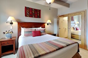 1 bedroom, iron/ironing board, travel cot, Internet