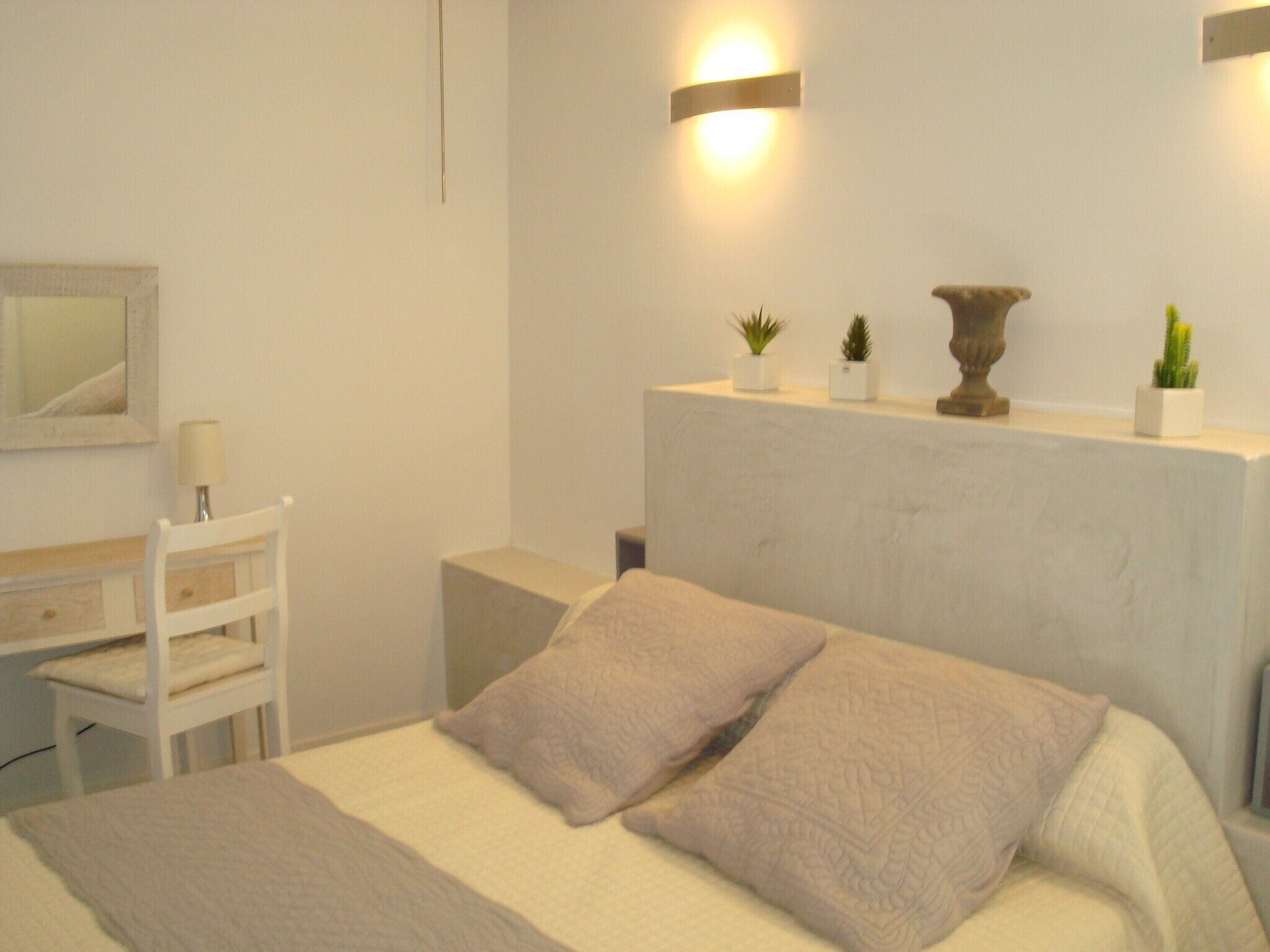 1 habitación, tabla de planchar con plancha y cuna de viaje 