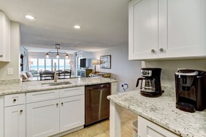 Kylskåp, mikrovågsugn, ugn och spishäll