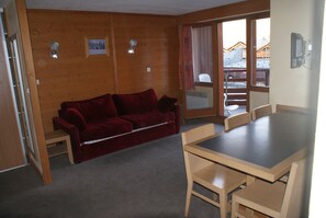 テレビ、DVD プレーヤー