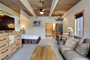 1 habitación, tabla de planchar con plancha, cuna de viaje y internet 
