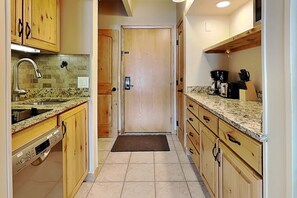 Fridge, microwave, oven, stovetop - 🌲Timberline 218 Studio Deluxe ~ Hot Tub~Pool~WiFi~Ski-in/out~Local Shuttle🌲 (Snowmass Village)