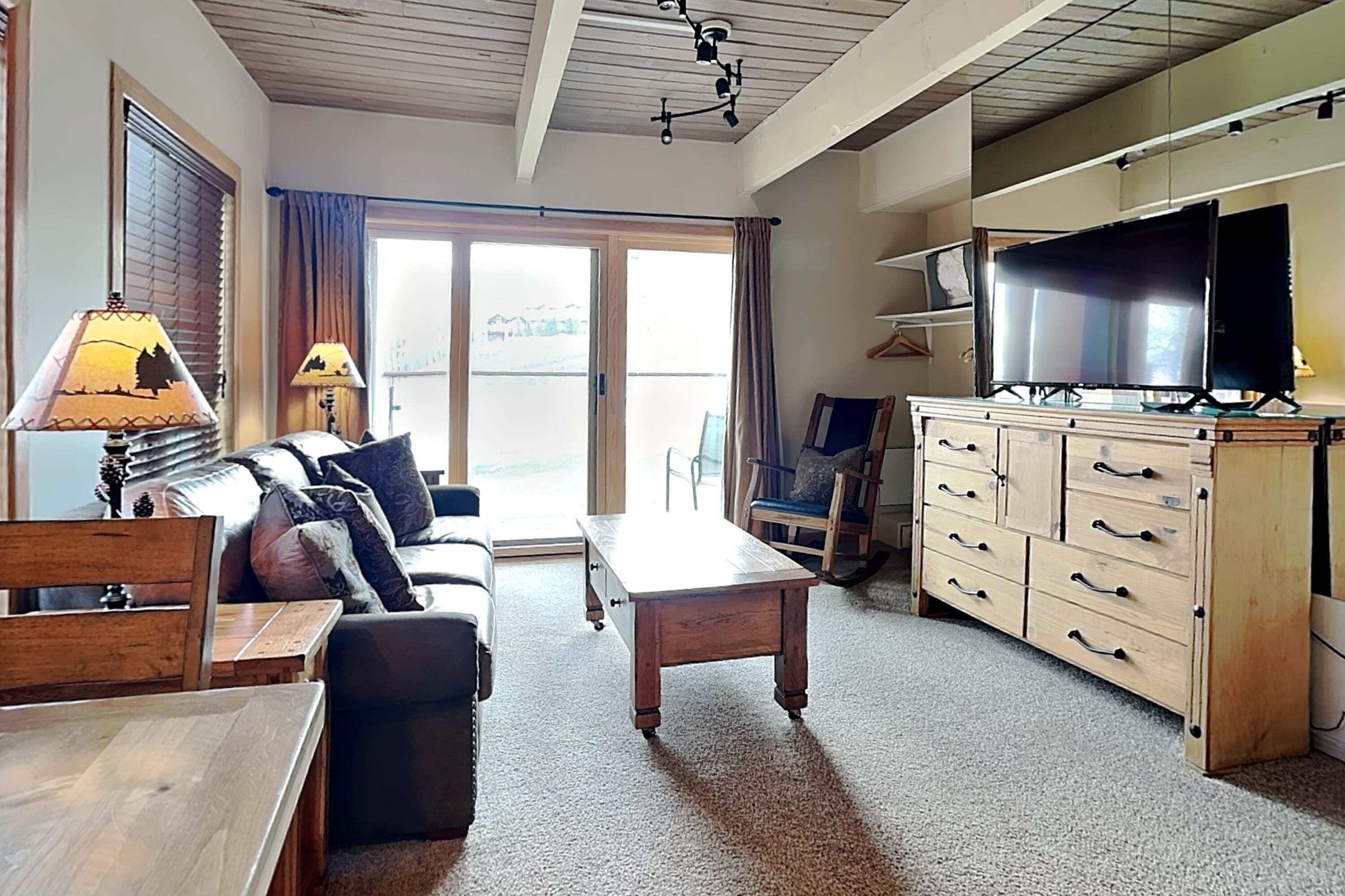 Fernseher, DVD-Player, Tischtennisplatte, Videothek