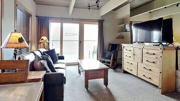 Fernseher, DVD-Player, Tischtennisplatte, Videothek