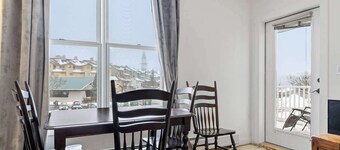 Stratton Mountain Resort condominio con vista a la montaña directamente al otro lado del pueblo