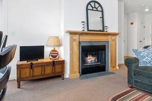 TV, fireplace - Stratton Mountain Long Trail House panoramic MOUNTAIN VIEW (Stratton)