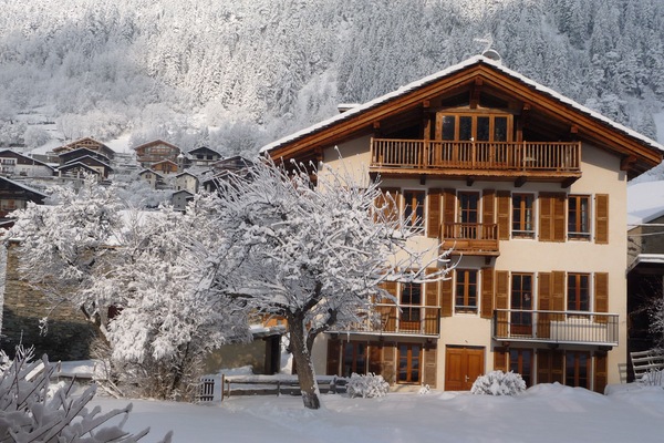 le chalet Céline l'hiver. L'appartement occupe les 2 étages supérieurs