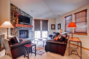 TV, fireplace - The Timbers Condo 2G -  Mountain Views, Walk to Downtown & Pet Friendly (Ketchum)