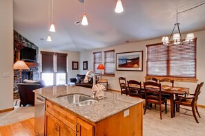 Interior - The Timbers Condo 2G -  Mountain Views, Walk to Downtown & Pet Friendly (Ketchum)