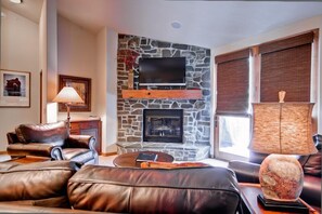 TV, fireplace - The Timbers Condo 2G -  Mountain Views, Walk to Downtown & Pet Friendly (Ketchum)