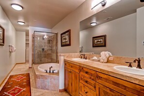 Combined shower/tub, jetted tub, hair dryer, towels