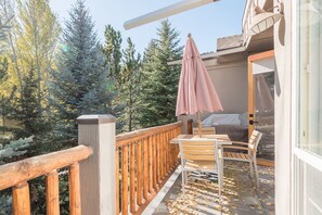 Outdoor dining - Snowstar Condo 23 - Serene Mountain Dwelling with Onsite Exercise Room (Ketchum)