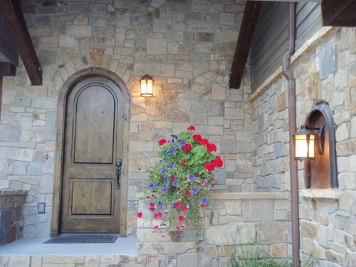 FAMILY FRIENDLY HOME! PRIVATE HOT TUB!!!