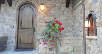 FAMILY FRIENDLY HOME! PRIVATE HOT TUB!!!