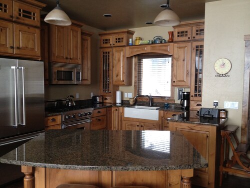 FAMILY FRIENDLY HOME! PRIVATE HOT TUB!!!