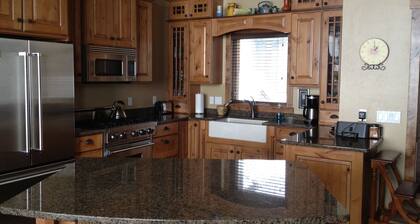 FAMILY FRIENDLY HOME! PRIVATE HOT TUB!!!