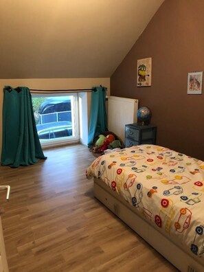 4 makuuhuonetta, silitysrauta/-lauta, Wi-Fi