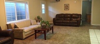 Spacious 2 Bedroom Basement Apartment w/full Kitchen and large living room. 🚭 <br><br>