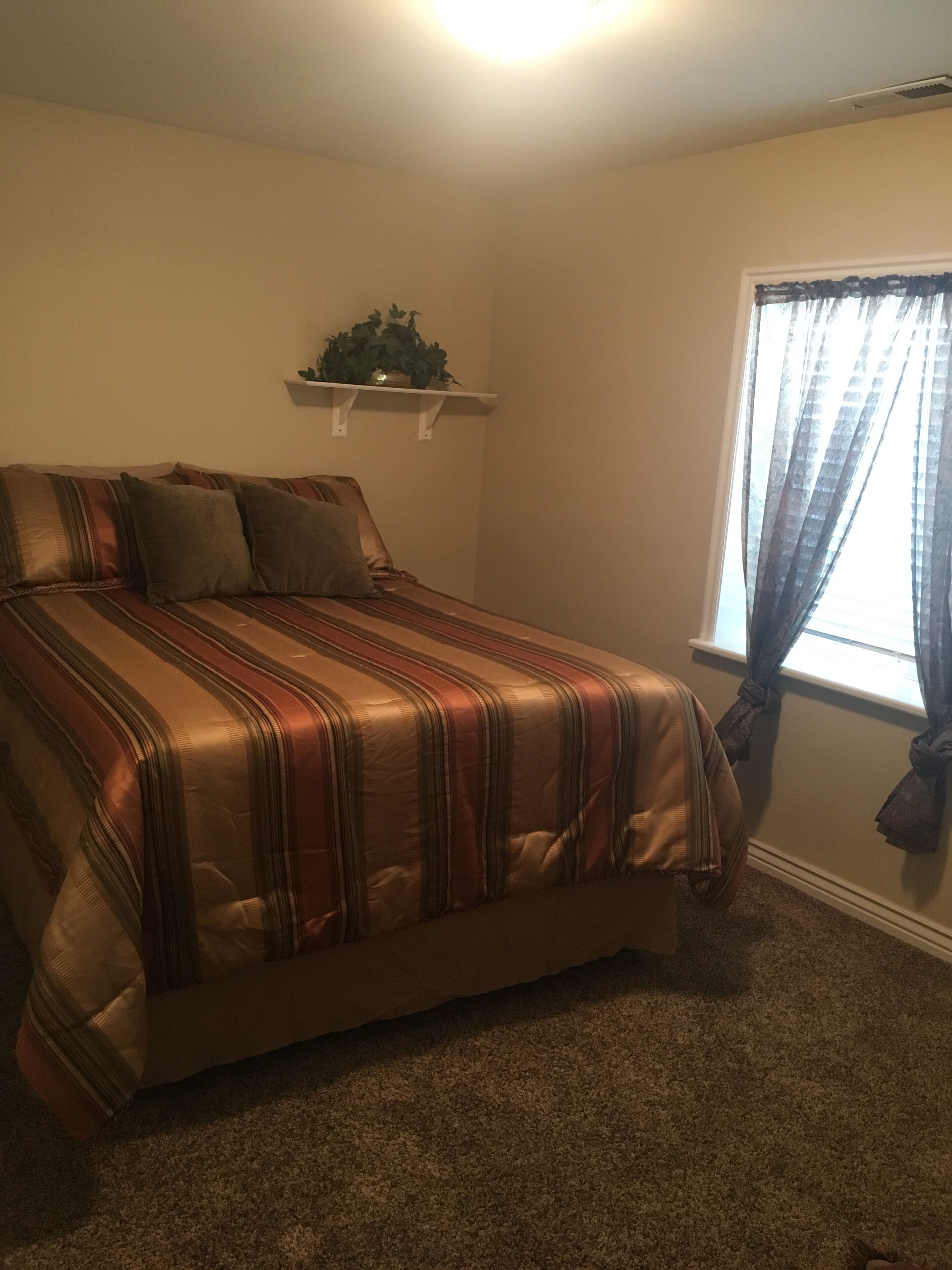 Spacious 2 Bedroom Basement Apartment w/full Kitchen and large living room. 🚭 <br><br>