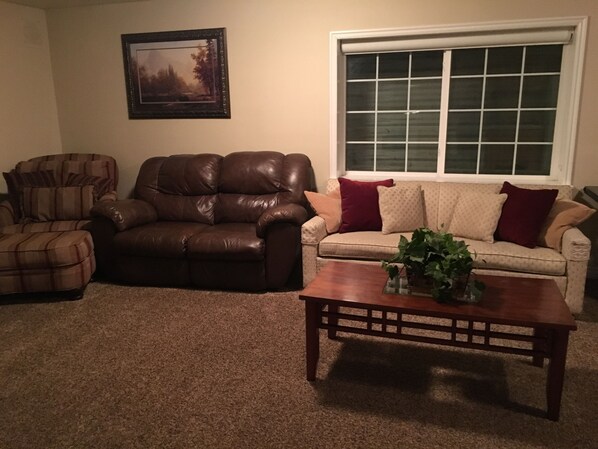 TV - Spacious 2 Bedroom Basement Apartment w/full Kitchen and large living room. 🚭
(Cedar City)