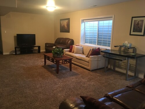 Spacious 2 Bedroom Basement Apartment w/full Kitchen and large living room. 🚭 <br><br>