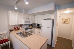 Réfrigérateur, four à micro-ondes, un four, surface de cuisson