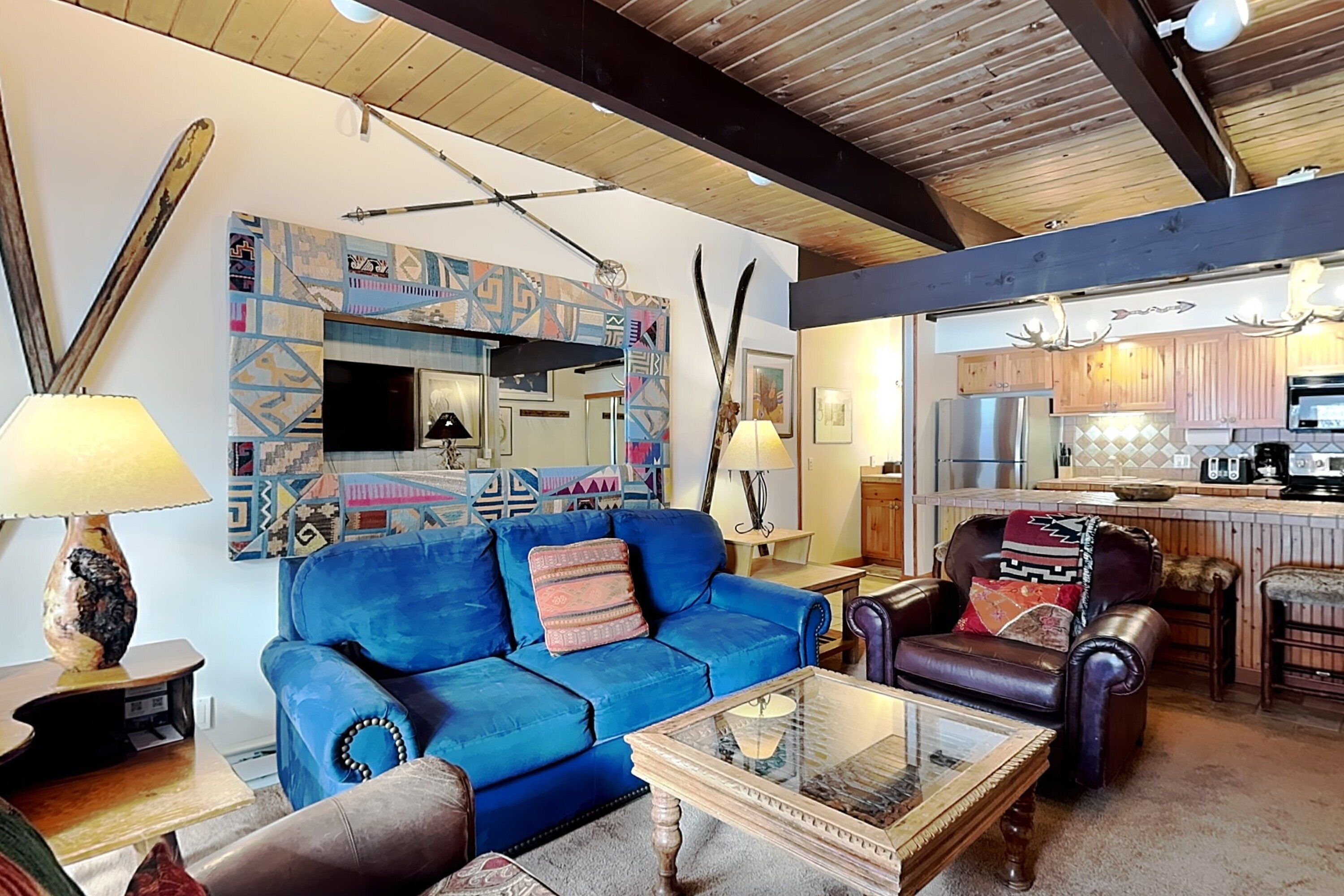 Fernseher, Kamin, DVD-Player, Videothek