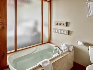 Towels, soap, shampoo - Beautiful Condo in a Great Location, Oceanfront Complex - OE (Ucluelet)