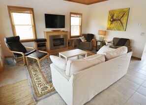 TV, fireplace