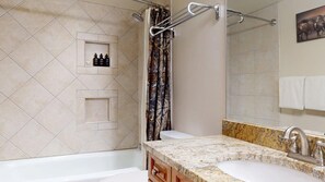 Bañera, secador de pelo y toallas