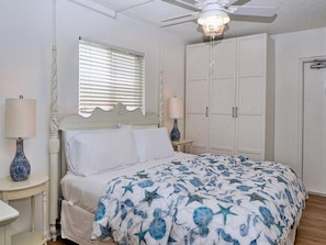 1 bedroom, iron/ironing board, Internet, bed sheets - Bayside Condos Studio 29 City and Bay views (Clearwater Beach)