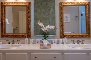Combined shower/tub, hair dryer, towels