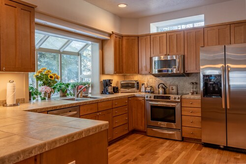 Yksityinen talo huoneella koko perheelle plus Elkhornin porealtaat