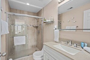 Combined shower/tub, towels