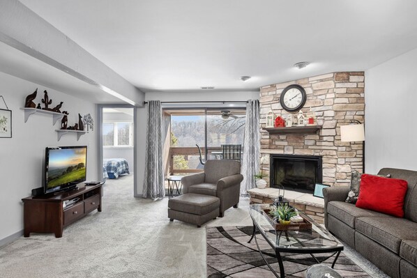 Flat-screen TV, fireplace, DVD player - Knolls 1022 - Great family getaway, located close to pools! (Osage Beach)