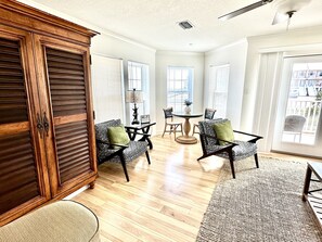 Interior - “Sea La Vie” Water Views, Steps to the beach (Navarre Beach)