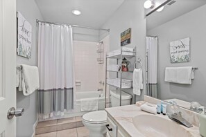 Combined shower/bathtub, towels - Knolls 1124 - Three Bedroom Apartment, Sleeps 8 (Osage Beach)