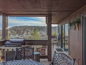 Outdoor dining - Knolls 1124 - Three Bedroom Apartment, Sleeps 8 (Osage Beach)