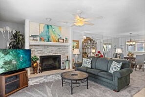 TV, lareira, DVD player, aparelho de som