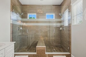 Shower, hair dryer, towels - Patriot's Breeze: Private Pool, Water Park, Golf, Near Disney! (Kissimmee)