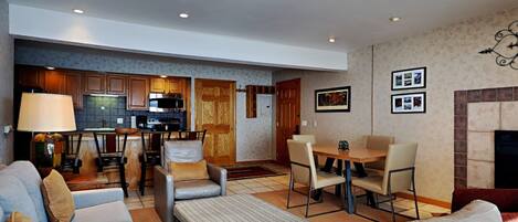 Fernseher, Kamin, DVD-Player, Videothek